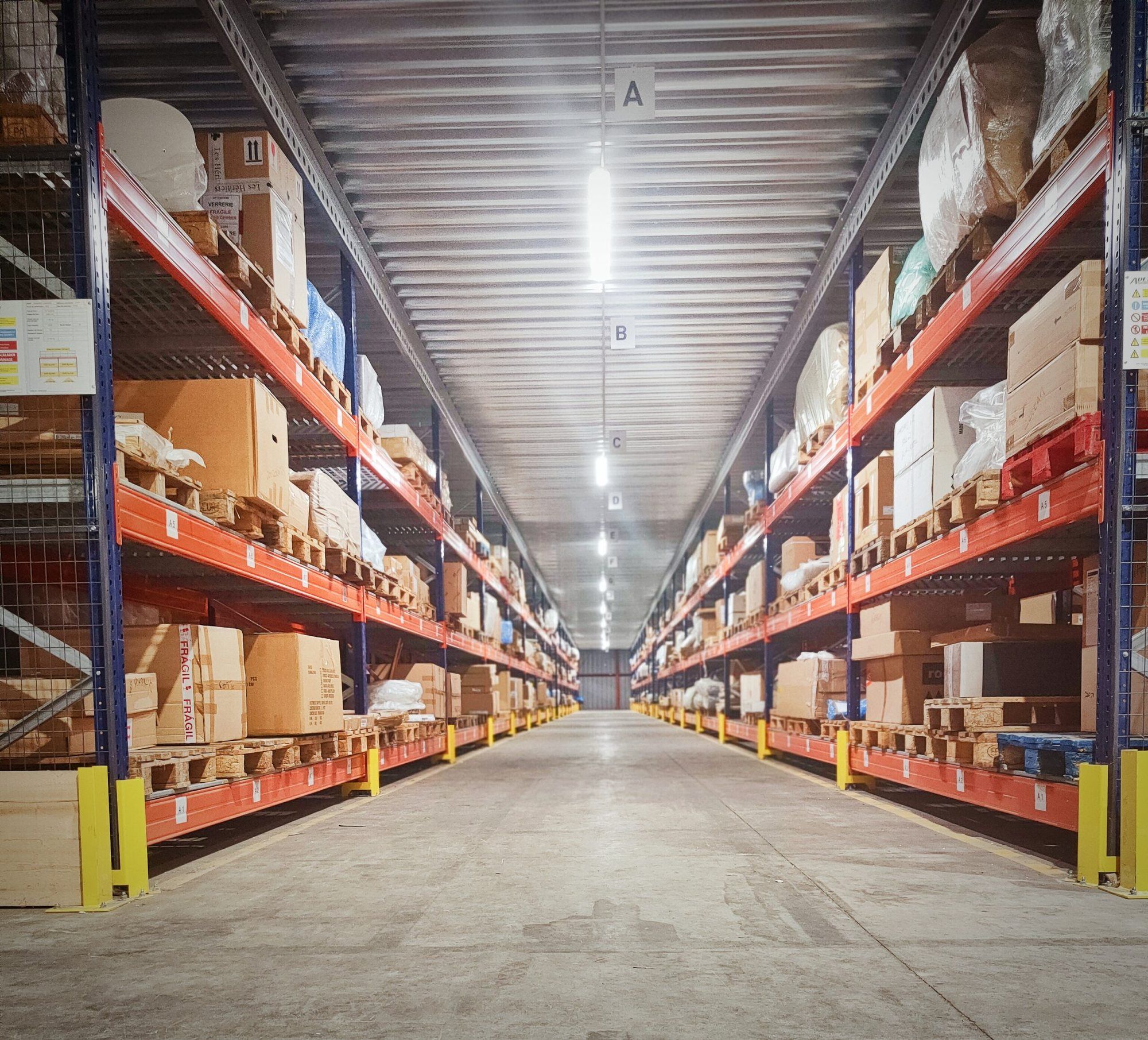 L'entrepôt et ses racks de stockage