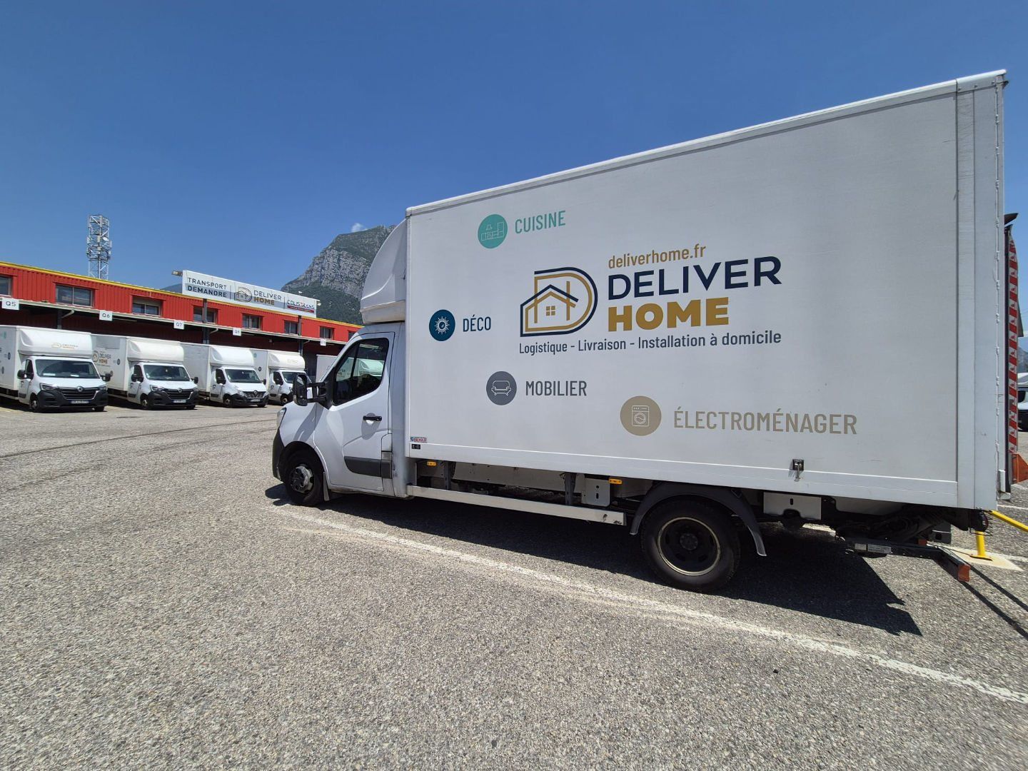 La flotte de camions Deliverhome au dépôt