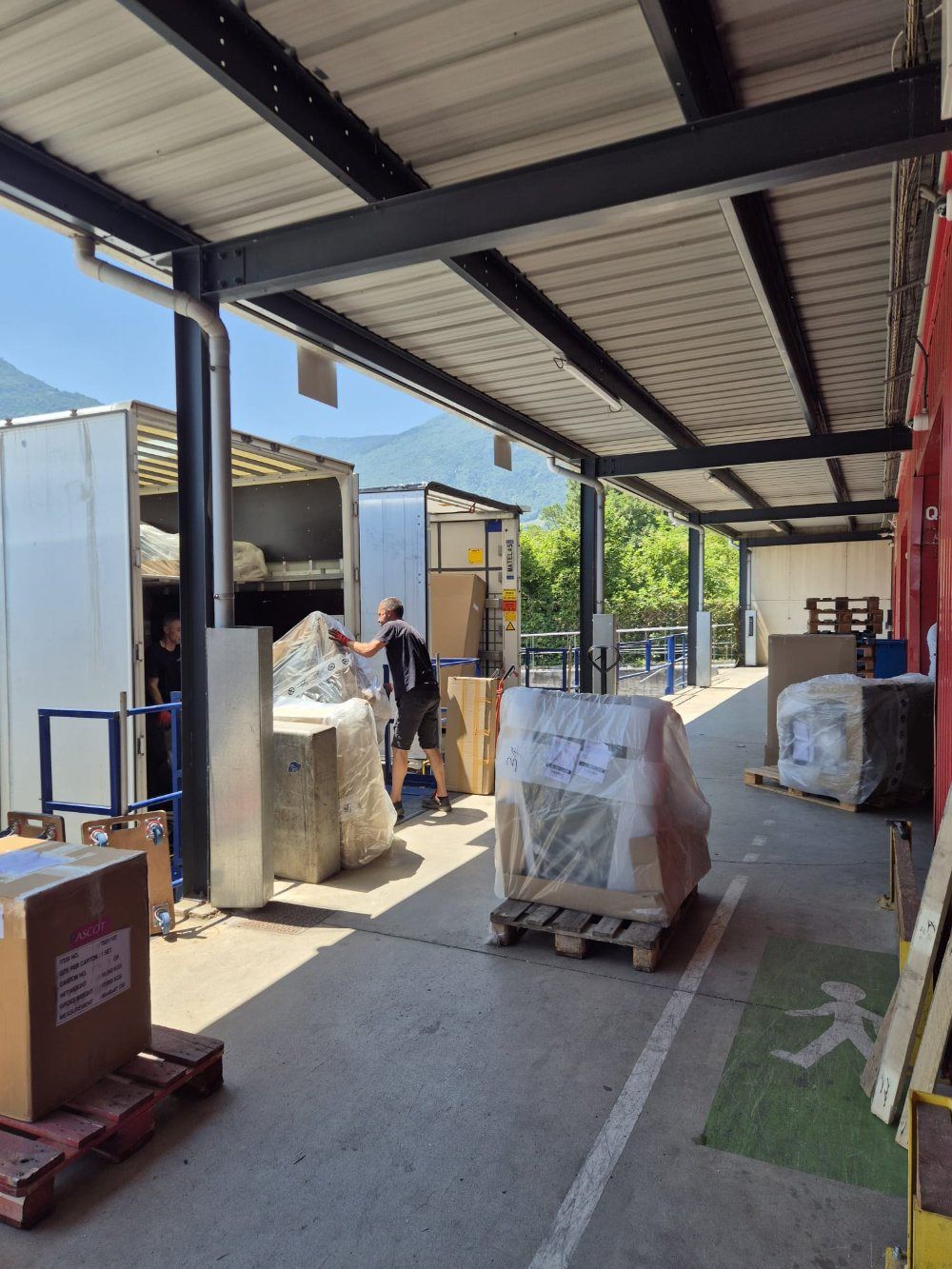 Des livreurs Deliverhome chargent un camion à quai