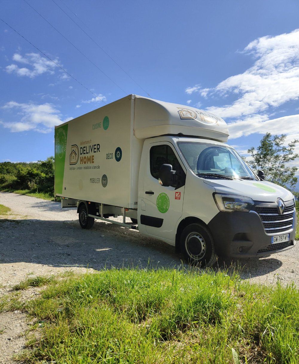 Un camion électrique Deliverhome en livraison