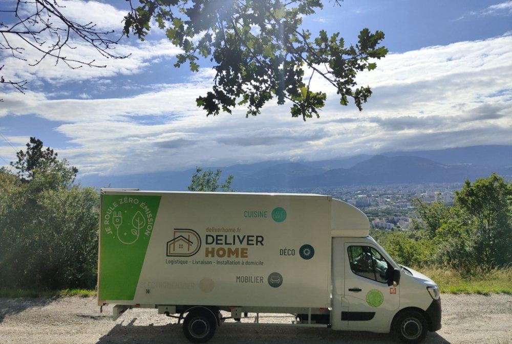 Un camion électrique Deliverhome sur une route de montagne